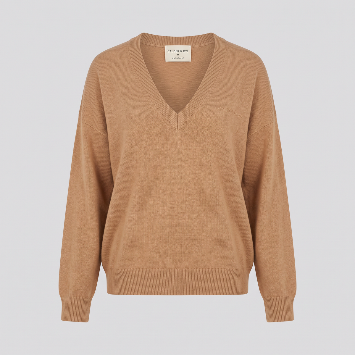 Pull col V oversize en cachemire, camel, vue de face — CALDER & RYE